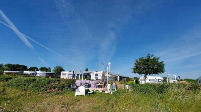 campen-unter-blauem-himmel