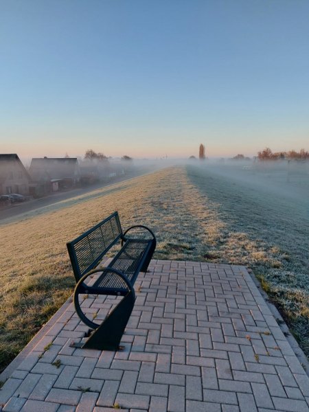 sitzplatz-auf-dem-weserdeich