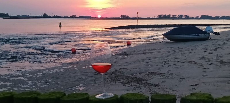 sonneuntergang-mit-weinglas