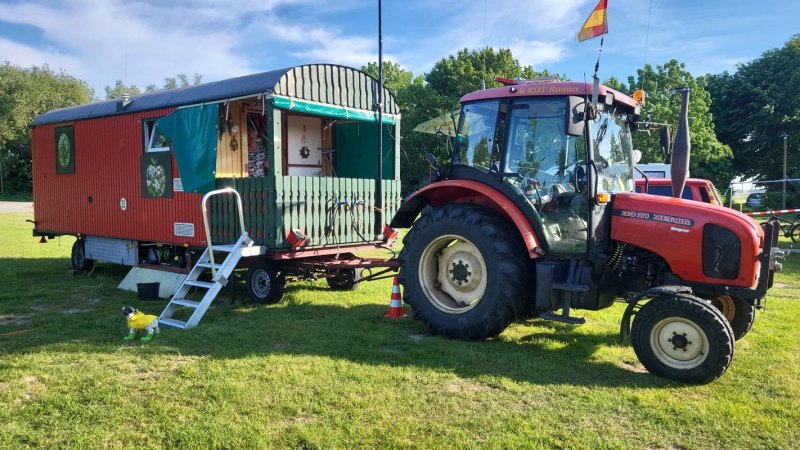 traktor-mit-wohnwagen