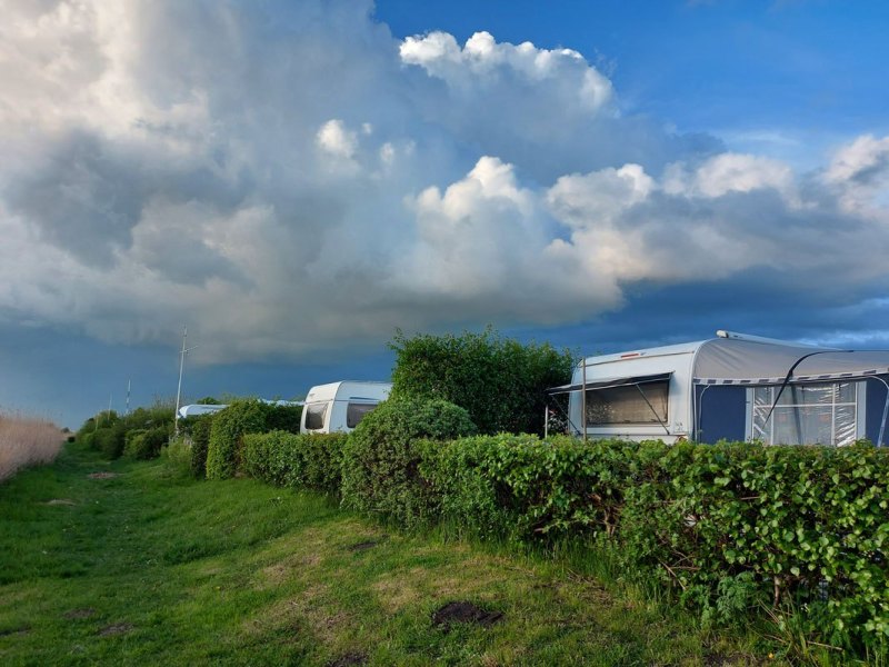 wolken-ueber-campingwagen