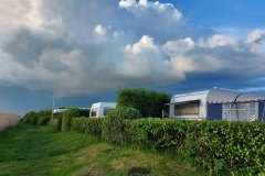 wolken-ueber-campingwagen