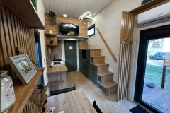 tinyhouse-sandstedt-innen-blick-auf-treppe