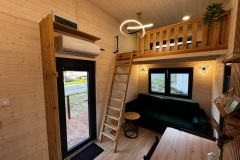 tinyhouse-sandstedt-innen-couch-mit-leiter